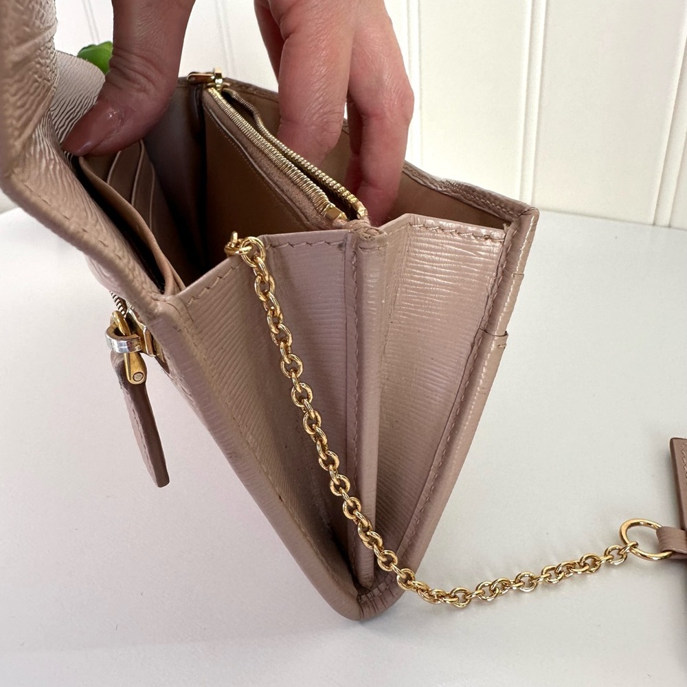Pre-loved Prada Vitello Move long wallet in the color Cipria with Gold Logo - Picture 15 of 16